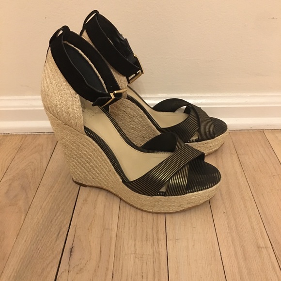 Vince Camuto Shoes - Vince Camuto | Maurita Black N Gold Wedge Sandal
